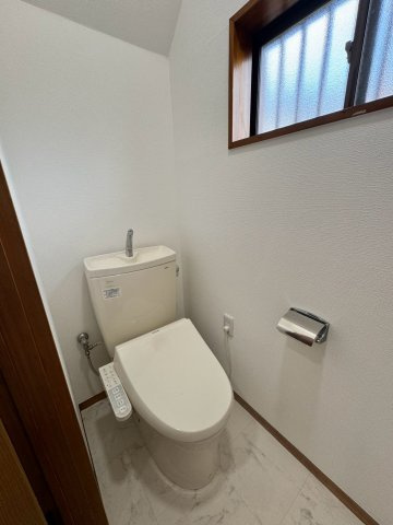 清潔感にあふれ毎日気持ちよく使える快適なトイレ空間！温水洗浄便座などの便利な機能を備え、ご家族もゲストも安心してお使いいただけます。サッとひと拭きでお手入れもラクラクこなせる衛生的な空間です