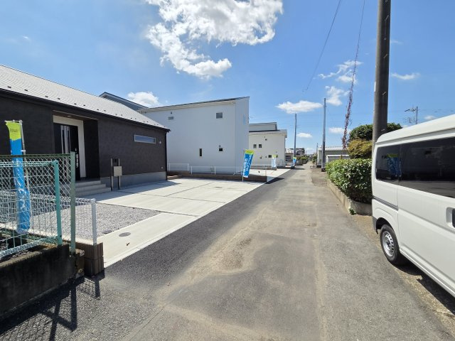 現地写真　西側前面道路幅員約4ｍ