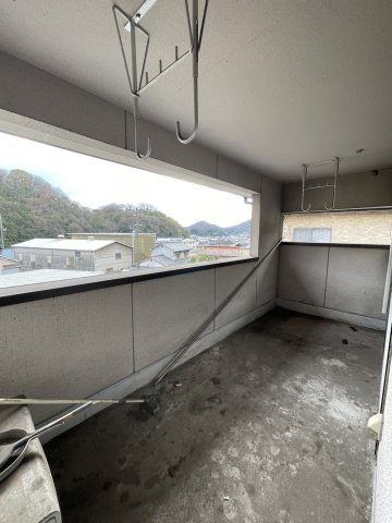 奥行きのある屋根付きバルコニー、雨の日も、晴れの日も、心地よく