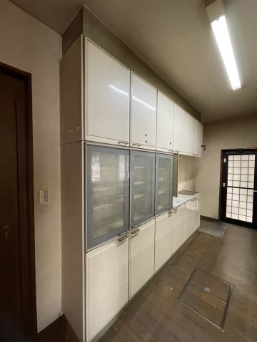 天井まで届く圧倒的な収納力。食器もストックもスッキリ収まる