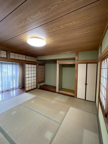 床の間を備えた本格和室。美しい天井板に匠のこだわりが宿ります