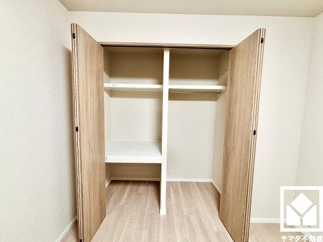 クローゼットは奥行きがあるので、収納力も申し分ありません。棚も複数設置されており、整理整頓がしやすい設計になっています。