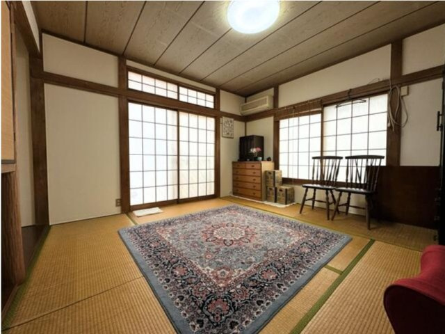 素足でも過ごしやすい畳の和室（8帖）が各階にございます。　　　