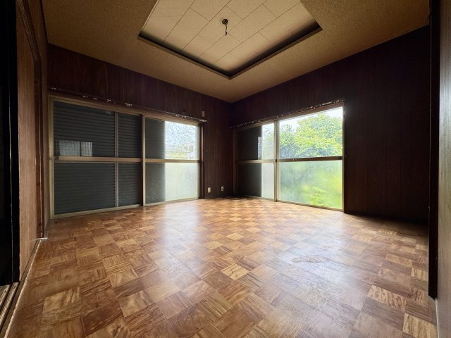 1F　約8帖の洋室は2面採光で明るく風通しも良好です。