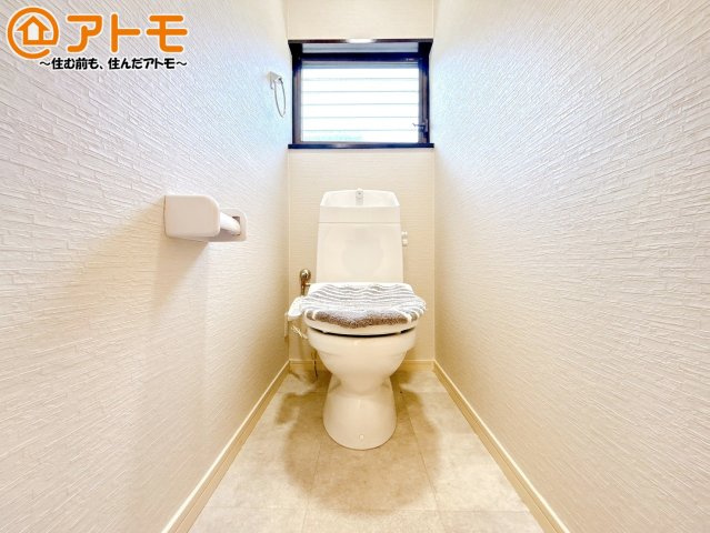 窓があり換気もすぐにできる、清潔感のあるトイレです♪