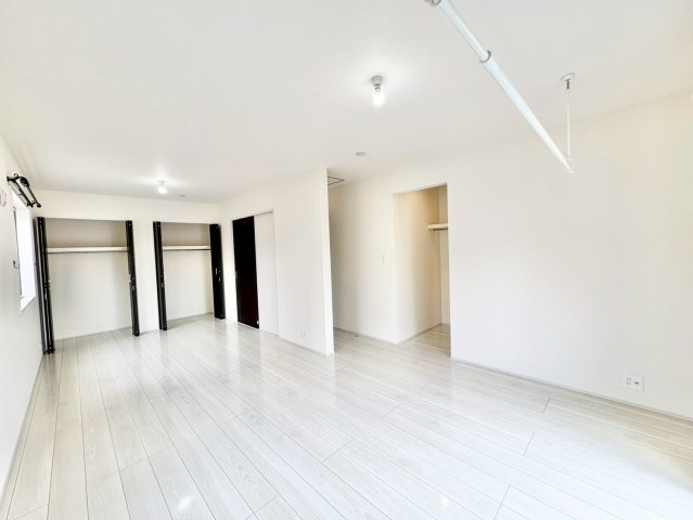 洋室12.6帖・収納の確保された住空間で、生活感を抑えてすっきりとした印象に