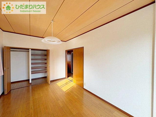 広めの主寝室は、ベッドの他にもパソコンデスクやドレッサーなども置けちゃいます(*^-^*)