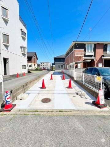 前面道路は閑静な住宅地をはしる車通りの少ない道路。お車の出し入れが苦手なママや小さなお子様にも安心　