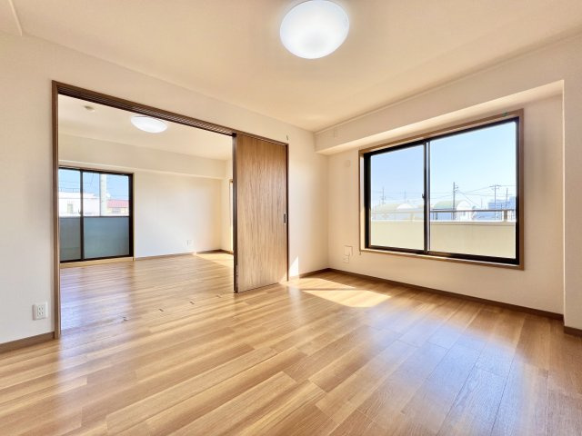 約6帖の洋室です。