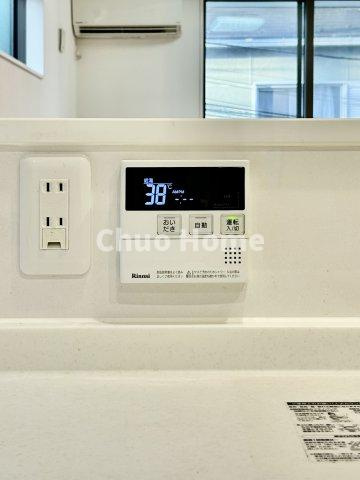 【給湯リモコン】外での一日を忘れさせてくれるオートバス機能でお好みの湯量・温度に調整された浴槽。