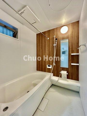 【バスルーム】暖房換気乾燥機付きシステムバスルーム。暖房・冷風・換気・乾燥など、毎日を快適に過ごせるうれしい機能が揃っています。雨の日の洗濯物も安心です。