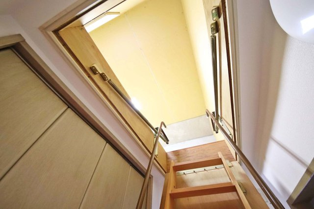 様々な用途にお使いいただける便利な屋根裏収納は4.5畳の広さがあります