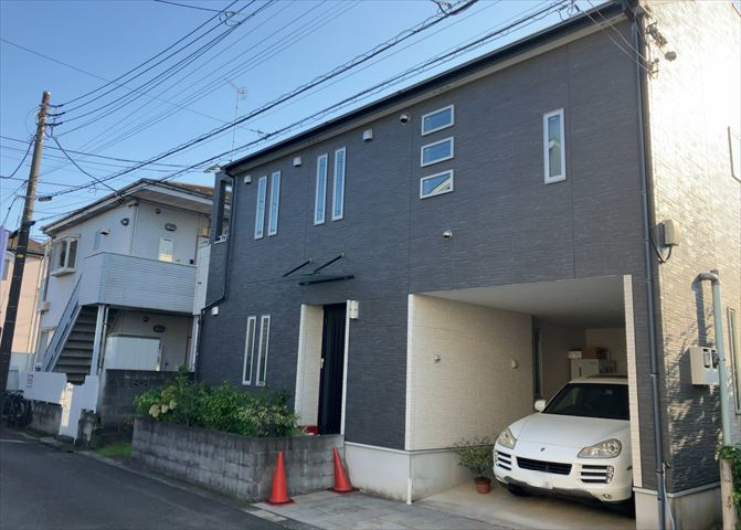 道幅が広い場所は日当たりや風通が良好です。幅が広いのですれ違いも可能ですし大きな車でも駐車可能！一方で、大型車が通ることも多くなるため交通量の増加により騒音に繋がります。また土地の値段が高くなります。