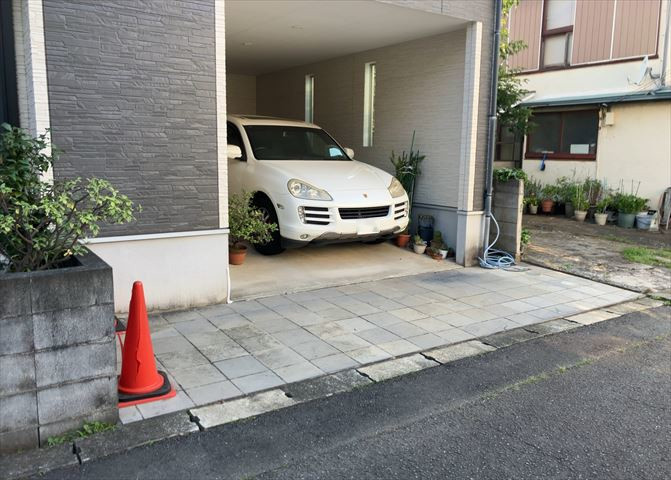 駐車場と明記されていても、最小スペースでつくられた駐車場だと大型車は駐車できなかったり、出入りしにくくなったりする可能性があります。お車のサイズと購入したい物件の駐車場のサイズを現地で確認しましょう。