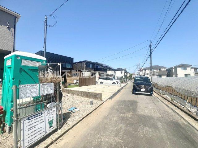 前面道路は閑静な住宅地をはしる車通りの少ない道路。お車の出し入れが苦手なママや小さなお子様にも安心。