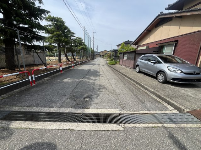 東側前面道路
