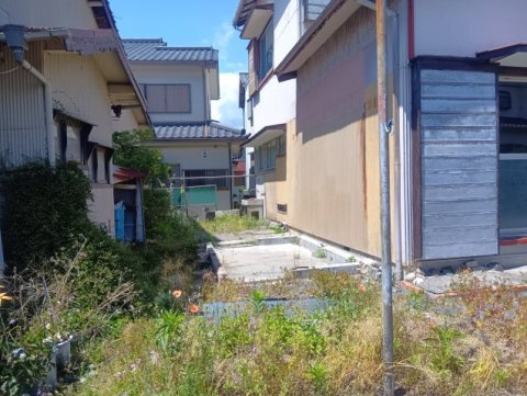 建物周辺にゆとりを感じられる敷地。採光や風通しにも配慮した住まいづくりができます。