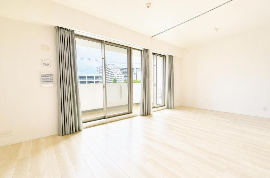 LDKと南居室部分の写真です。LDKと南側居室は、間仕切り扉で分けることも可能です。
