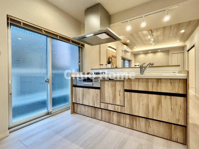 ワイドで収納豊富なシステムキッチン