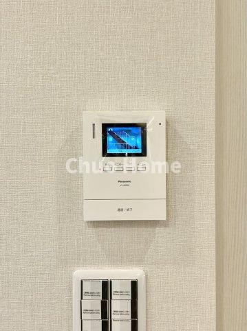 【モニターホン】誰が来たかすぐにわかるカラーモニター付きインターホン。通話ボタンを押すまでは室内の音は漏れていませんので相手を確かめてから応対できます。