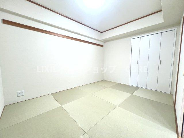 来客時や一息つきたいときなどに利用できる用途多様な空間の和室がございます。