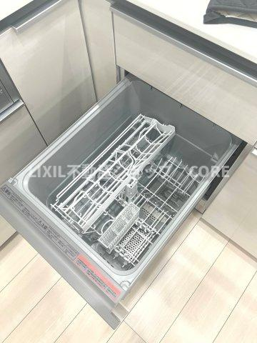食器洗乾燥機付きで家族の食器もピカピカ。忙しい奥様には欠かせないアイテムのひとつ！！