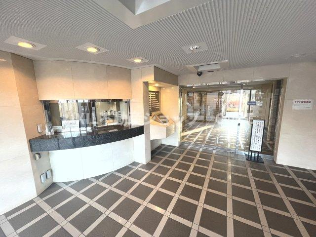 高級感あるエントランス部分になります。オートロックのマンションです。
