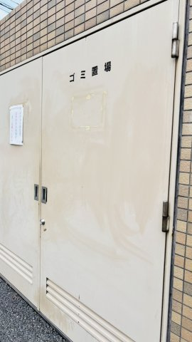 敷地内にごみ庫があり、24時間ごみ出し可能でございます。