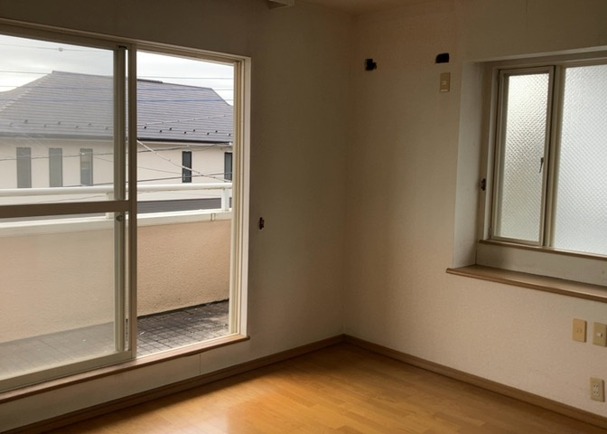 洋室のメリットは重い家具が置きやすく、身の回りが整理しやすいことです。　床がフローリングのため畳とは異なり凹みにくいです。　クローゼットなど収納が豊富で、普段使わない旅行カバンや服の整頓も簡単にです。