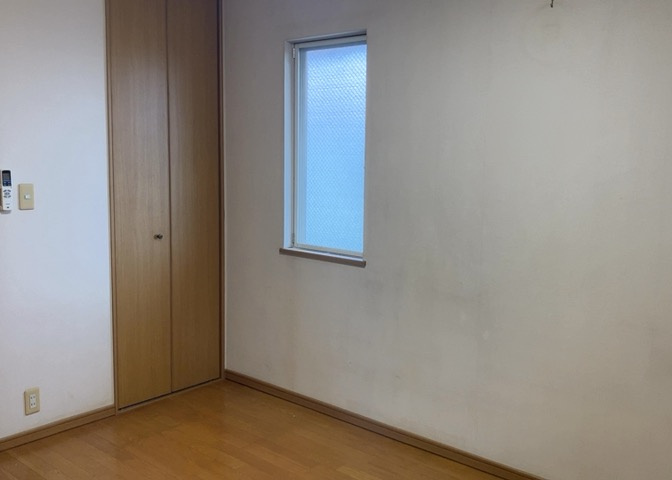 寝室でゆっくりと過ごすためにはベッド周りの適度な空間を担保することや窓の位置、照明の明るさ、寝室の広さなどを考える必要があります。自身や家族の構成とライフスタイルに併せて寝室にする部屋を選びましょう！
