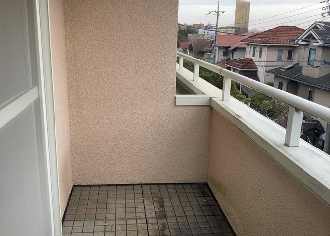 バルコニーは、室外の専用スペースのうち、「屋根がなく開放された空間」であるものを指します。ベランダより広いタイプのものが多く、日当たりもよいため家庭菜園などを楽しみたい人にとって適した環境となります。
