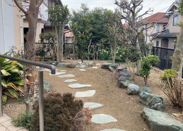 庭があることでガーデニングや家庭菜園はもちろん、こどもの遊び場やペットを放して遊ぶことができます。また、家の周囲に余裕があるということです。隣地との間があれば、十分な日当たりと、風通しが確保できます。
