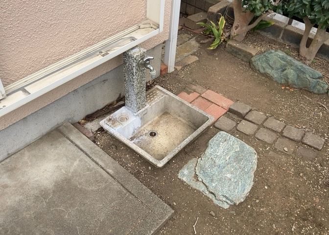 敷地内に散水栓や立水栓があると便利です。水道水を直接利用できるため、水を運ぶ手間を省くことが出来ます。大量の水を必要とする洗車作業や清掃などに役立ちます。その他設備とあわせて、現地でご確認ください。