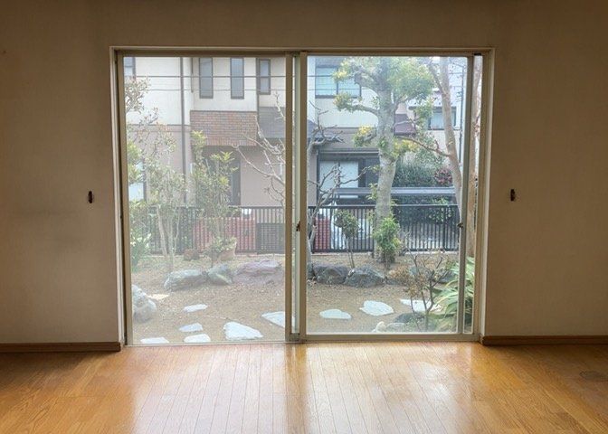 サッシは、ガラス窓に使用される金属製の窓枠です。一般的に住宅建築では、金属製建具工事の段階でガラス類・玄関などと同時に設置されます。種類や構造により断熱性能や遮音性能が異なるので現地でご確認ください。
