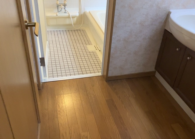 多くの戸建て住宅で見かける洗面脱衣所は、洗面台と洗濯機が2畳ほどのスペースに並べられていて、洗面所が脱衣所を兼ね備えている間取りが一般的です。お客様が利用することもある、パブリックな空間でもあります。