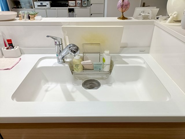 【シンク】　広々としたシンクで、洗い物や調理もスムーズに。