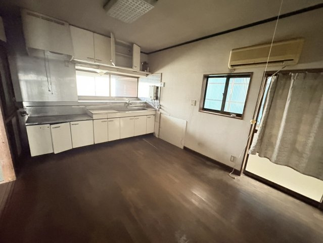 約7.5帖のDKは、調理と食事スペースをしっかり分けられる広さがあり、日々の家事がスムーズ。収納付きキッチンで作業性も良好。ダイニングテーブルを置いて、家族が集まる中心空間として使いやすい間取りです。