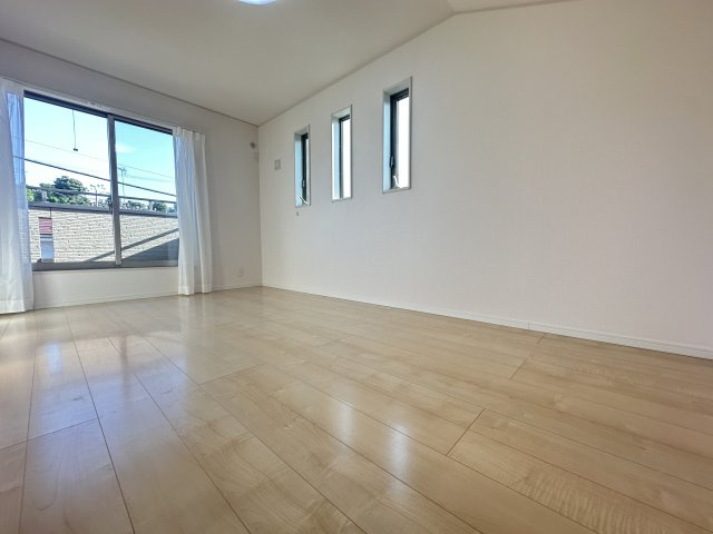 大きな窓からたっぷりの日差しが降り注ぐ明るい室内です。