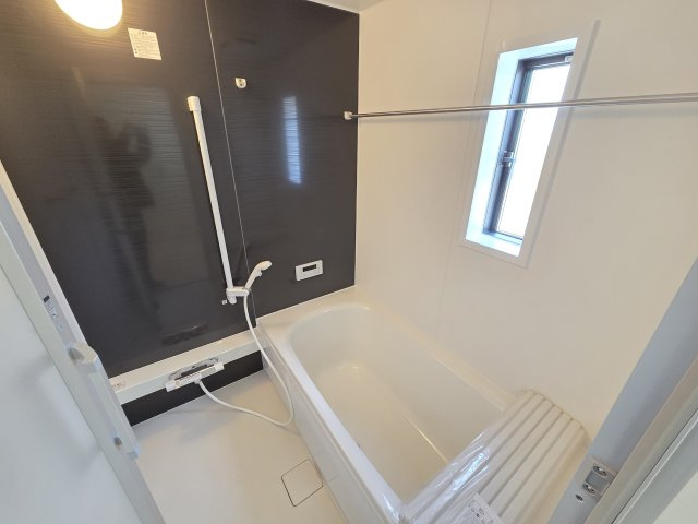 現地写真　1坪サイズのユニットバス。足を伸ばしてゆったりと湯船につかれます♪