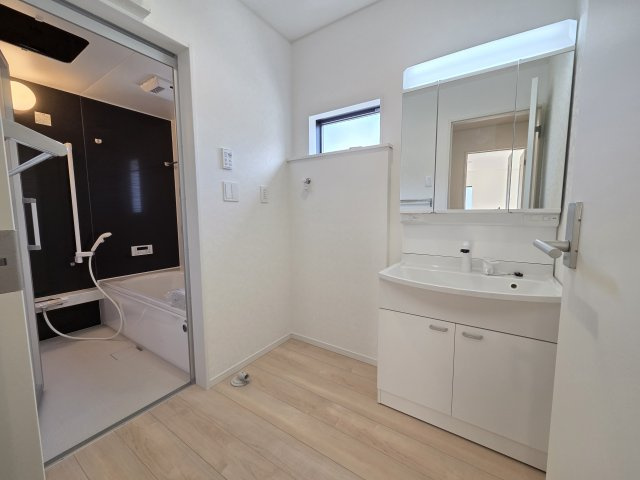 現地写真　洗面化粧台は嬉しい三面鏡！隠せる収納としても重宝しますね！