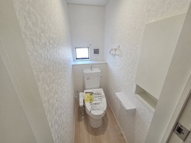 現地写真　トイレは洗浄機能付きです！壁面収納も嬉しいですね♪