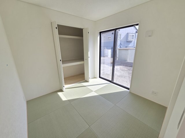 現地写真　リビング横の和室です。居室、お子様のプレイルーム、客間など様々な使い方ができますね！