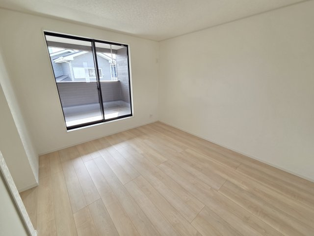 現地写真　2階の主寝室です。2面採光なので風通しがよく明るいお部屋です。