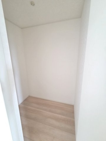 現地写真　主寝室はウォークインクローゼットなのでたくさん収納出来ちゃいます！