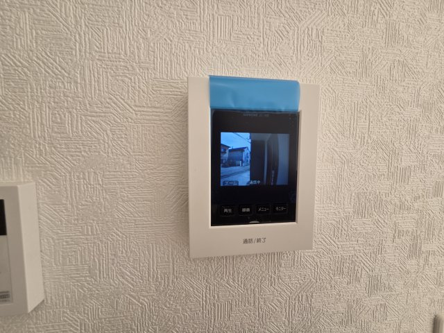 現地写真　カラーTVモニター付きのドアホンがついています。お子様やご高齢の方がお留守番の時でも安心です！