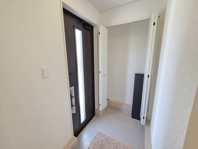 現地写真　玄関収納は可動棚！ブーツや長靴など、仕舞う物に合わせて高さ調整ができ便利です！