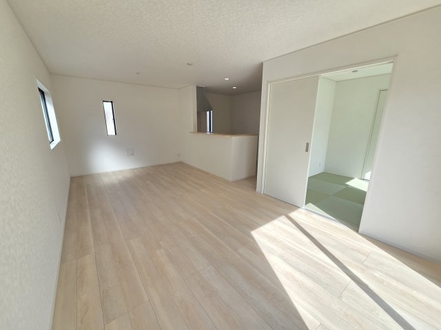 現地写真　対面式のキッチンなので、家事をしながらご家族とのコミュニケーションが取れるのが嬉しいですね！