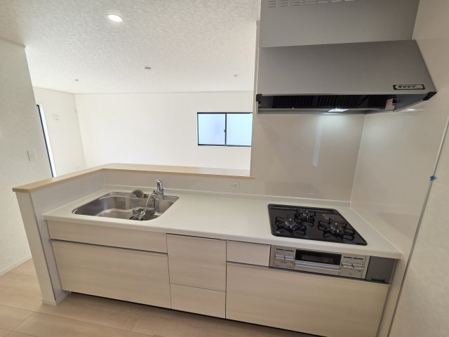 現地写真　人大天板、薄型ファン、三口コンロ、浄水器一体型の水洗と使いやすい設備のキッチンです！