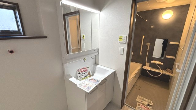洗面台は三面鏡となっていて裏側には小物がしまえる収納つきとなっていますのでスッキリ使えます