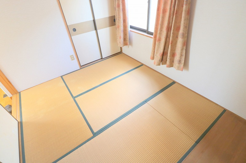 【2階和室/約4.5帖】　収納付きでお部屋の片付けがしやすく空間を広く使えます。